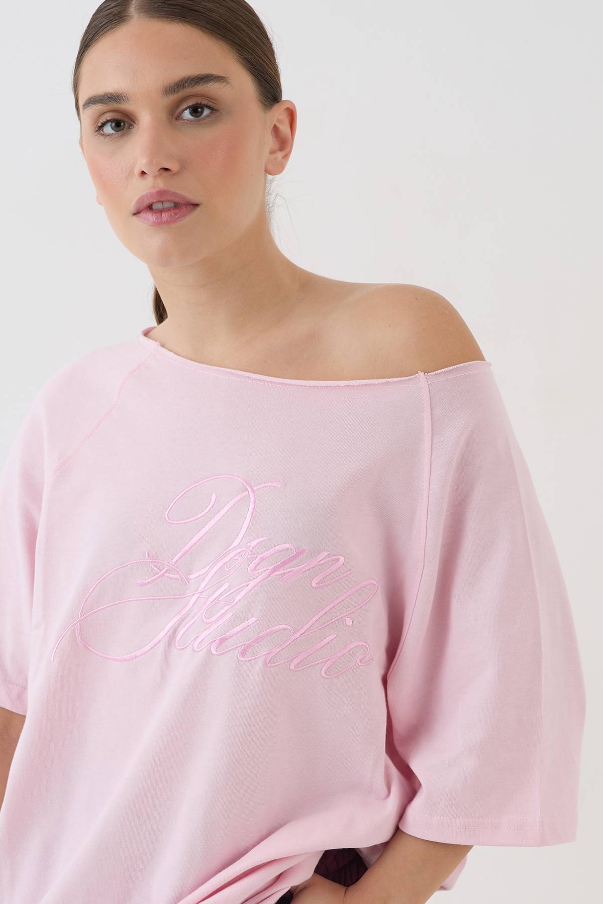 T-shirt À Épaules Dénudées Avec Inscription Contrastée Dsgn Studio