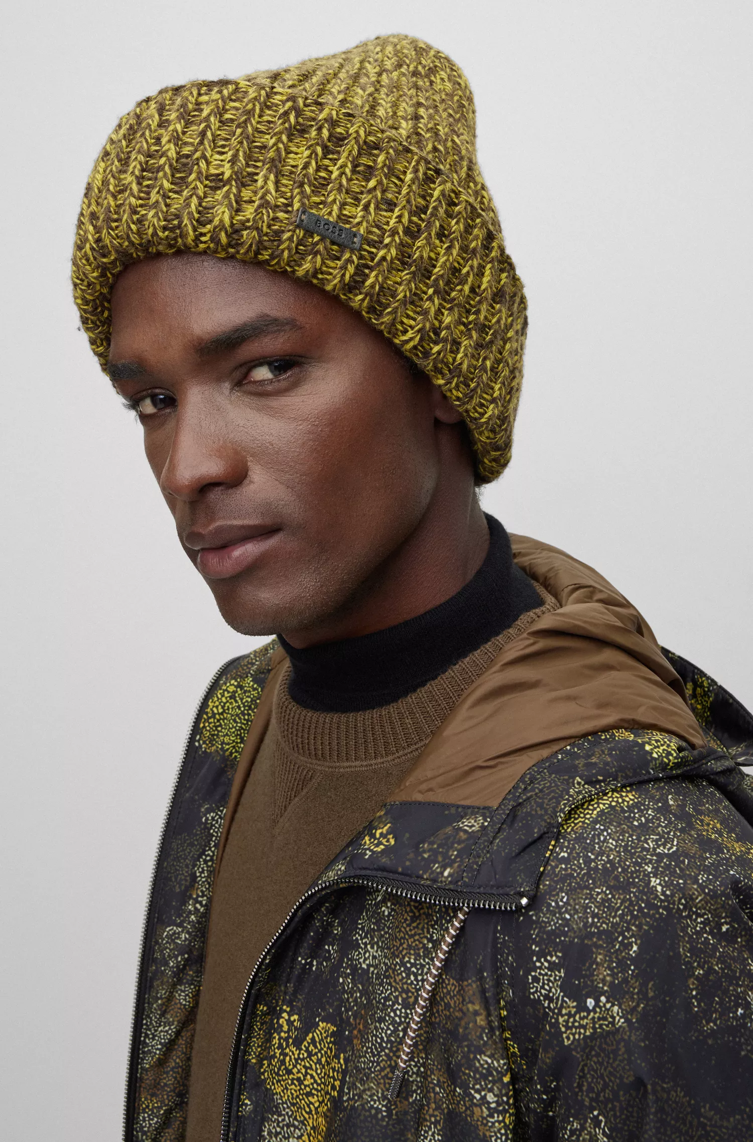 Gorro BOSS preto de tricô grosso com placa de logotipo em couro sintético