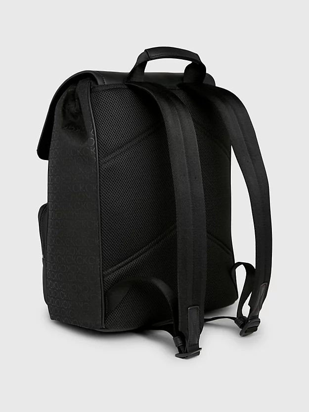 Mochila com aba em jacquard e logotipo.