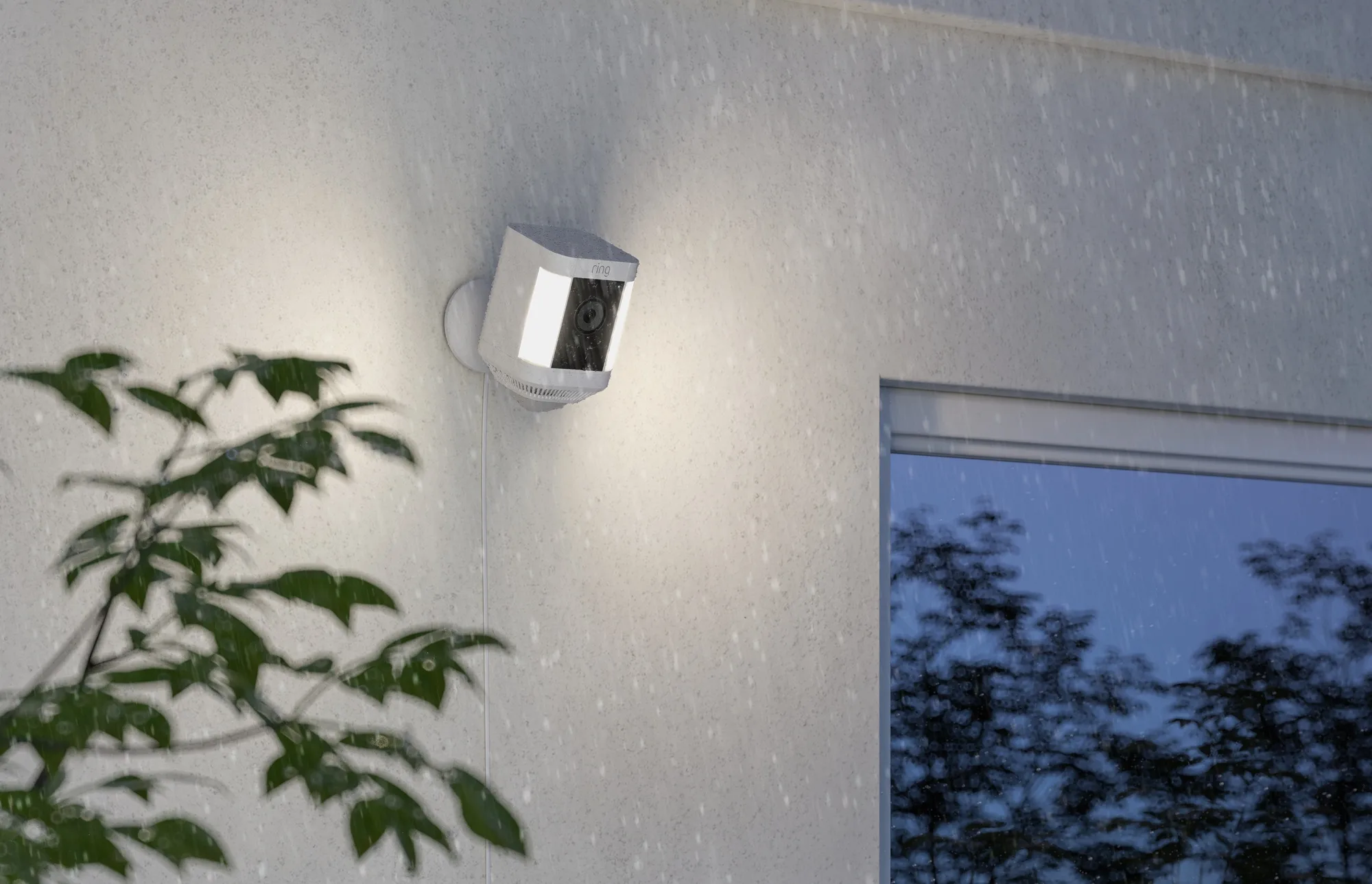 Ring Spotlight Cam Plus Plug-in Blanc Caméra de surveillance