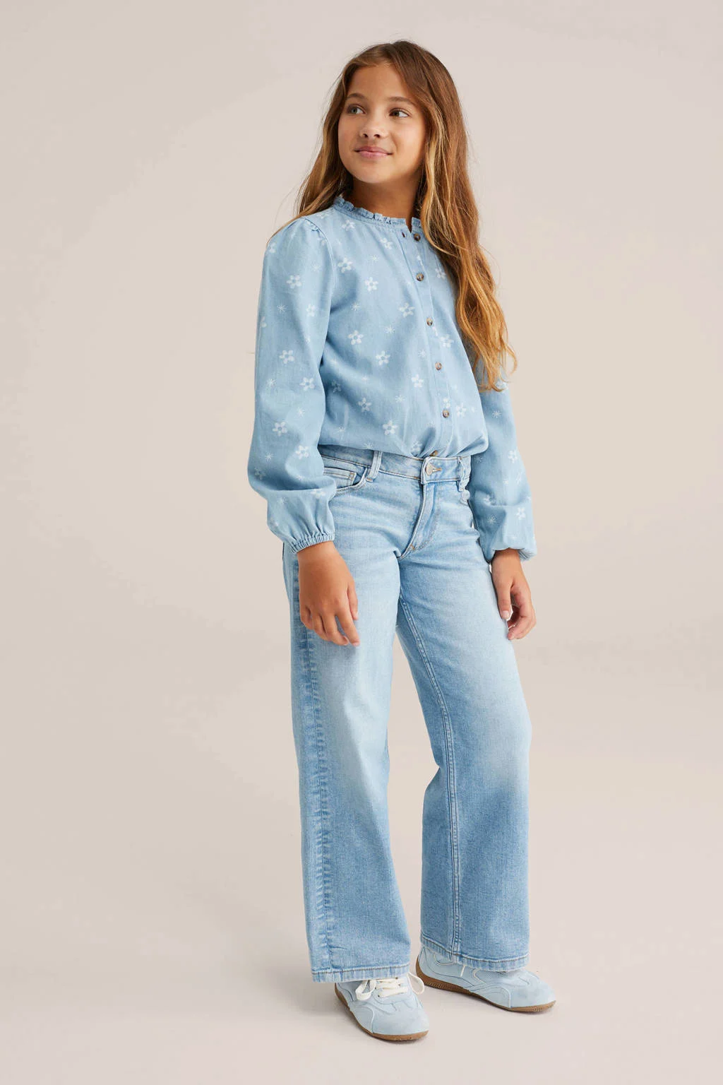 WE Fashion Blue Ridge relaxed straight leg jeans light blue denim