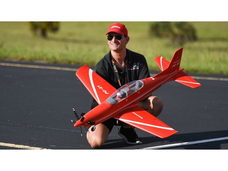 FMS Motorflugzeug Pilatus PC-21 1100 mm PNP Tiefdecker Flugmodell mit Einzeihfahrwerk