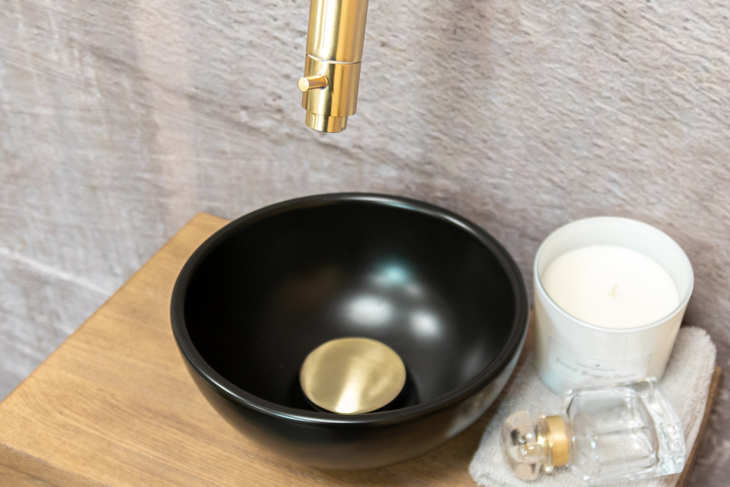 Saniclear Seba fonteinset met bruin eiken plank, zwarte waskom en gouden kraan voor in het toilet