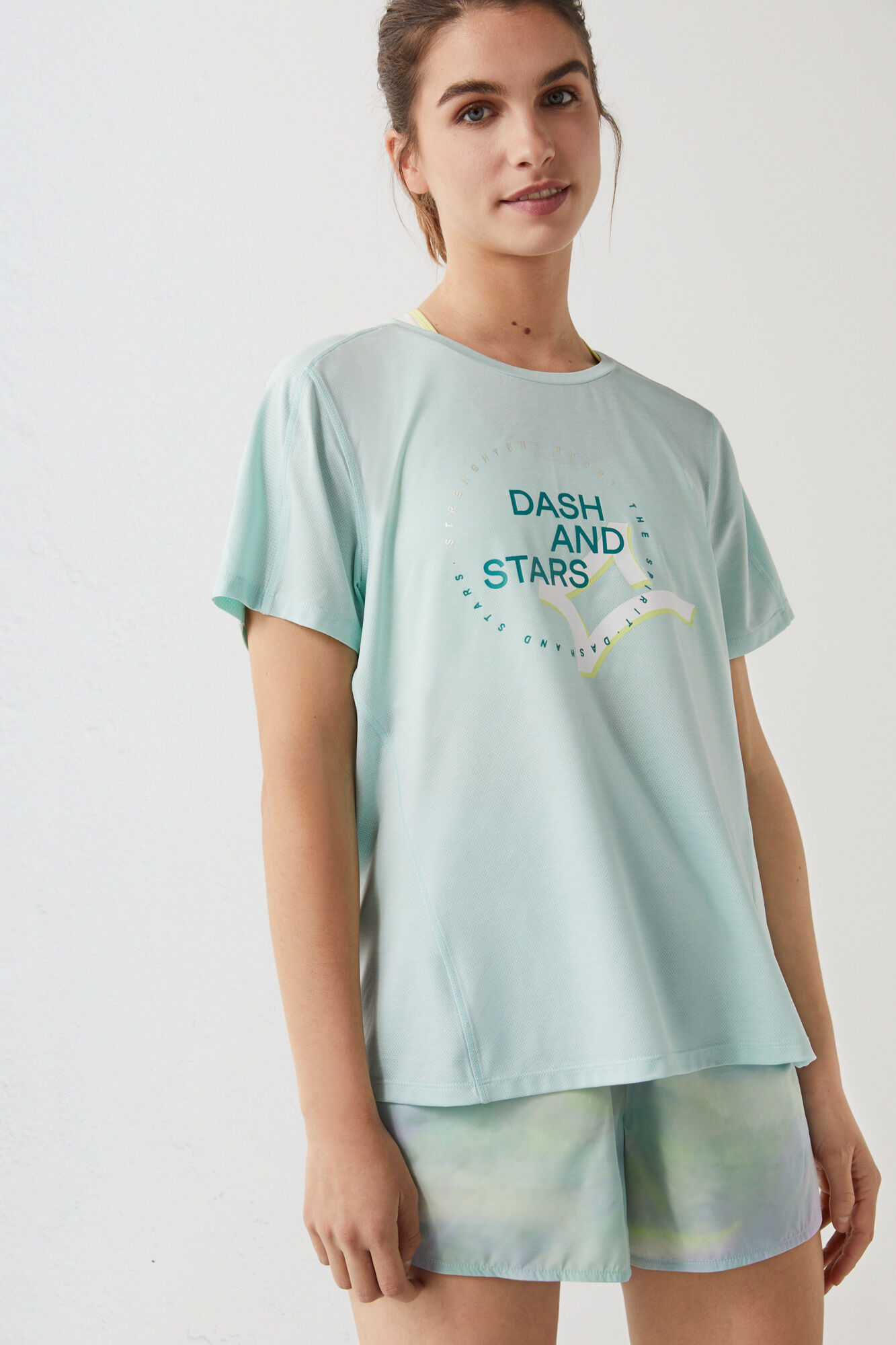 Camiseta azul com estampa tecnológica e logo