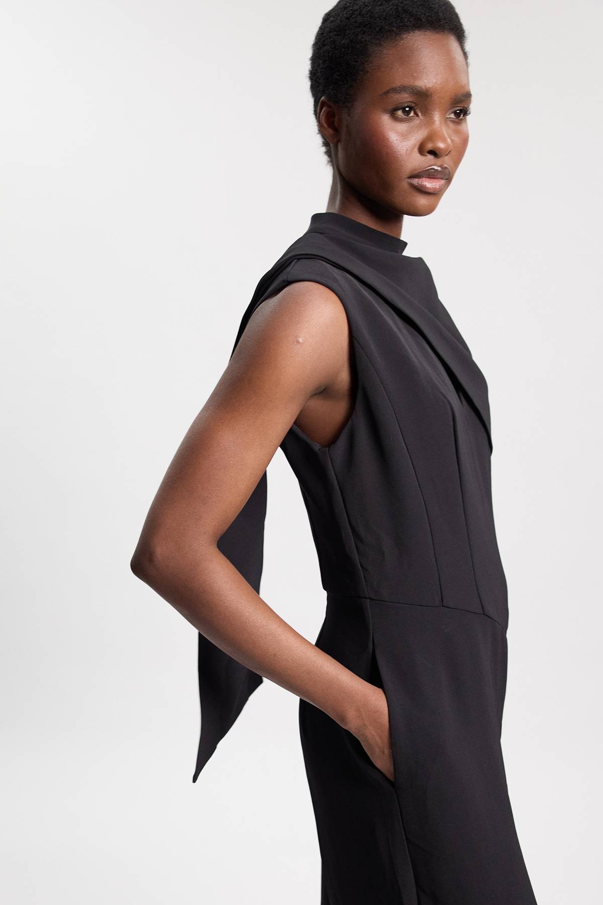 KarenMillen Combinaison En Crêpe Ajustée Avec Cape Asymétrique Et Détail Col Cape
