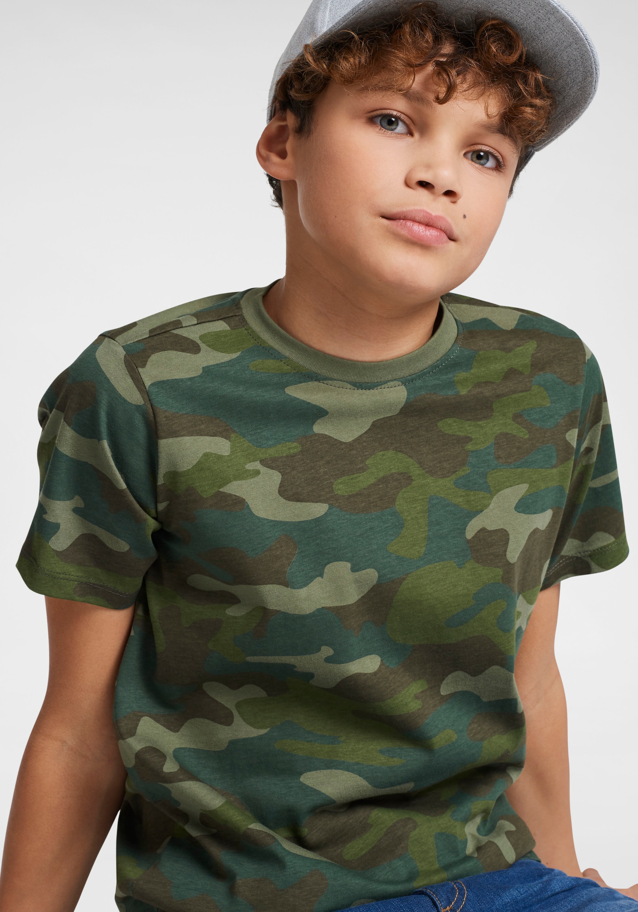 KIDSWORLD T-Shirt »in cooler Tarnoptik«, Kurzarm,  stylischer Allover-Druck