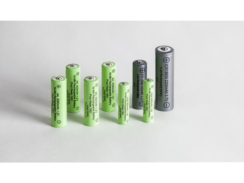 Star Trading Batterie 18650 3.7 V 2200 mAh LI-ION Ersatz-Akku für Solarleuchten