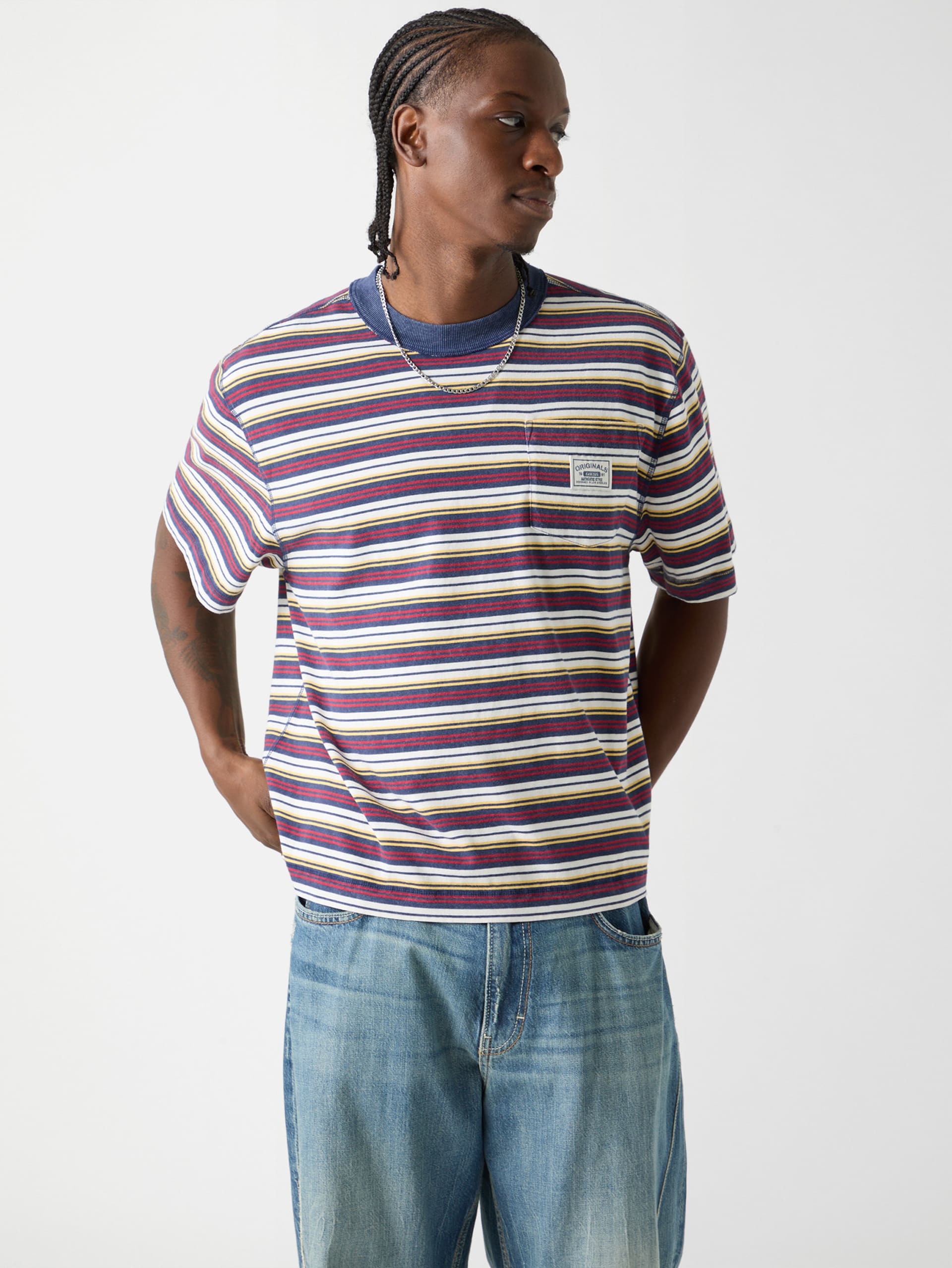 Camiseta GUESS Originals Eco Listrada com Bolso Quadrado