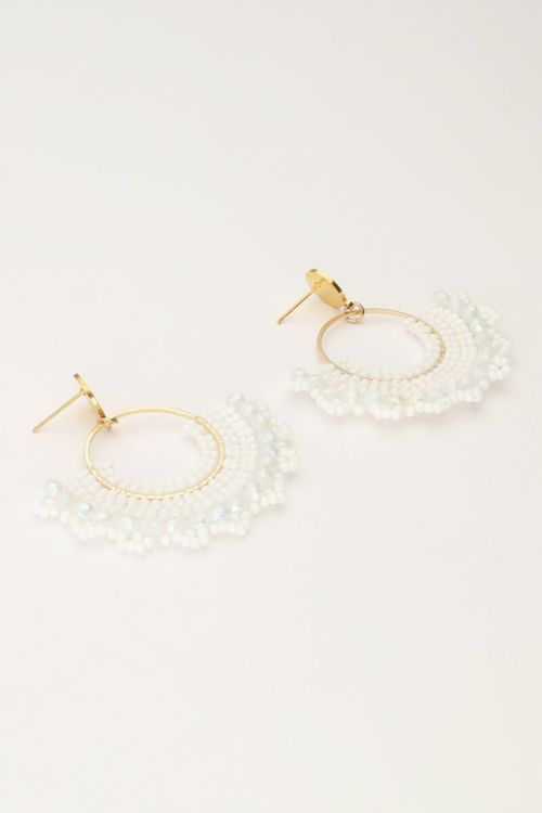 Half ronde statement oorhangers met witte kralen