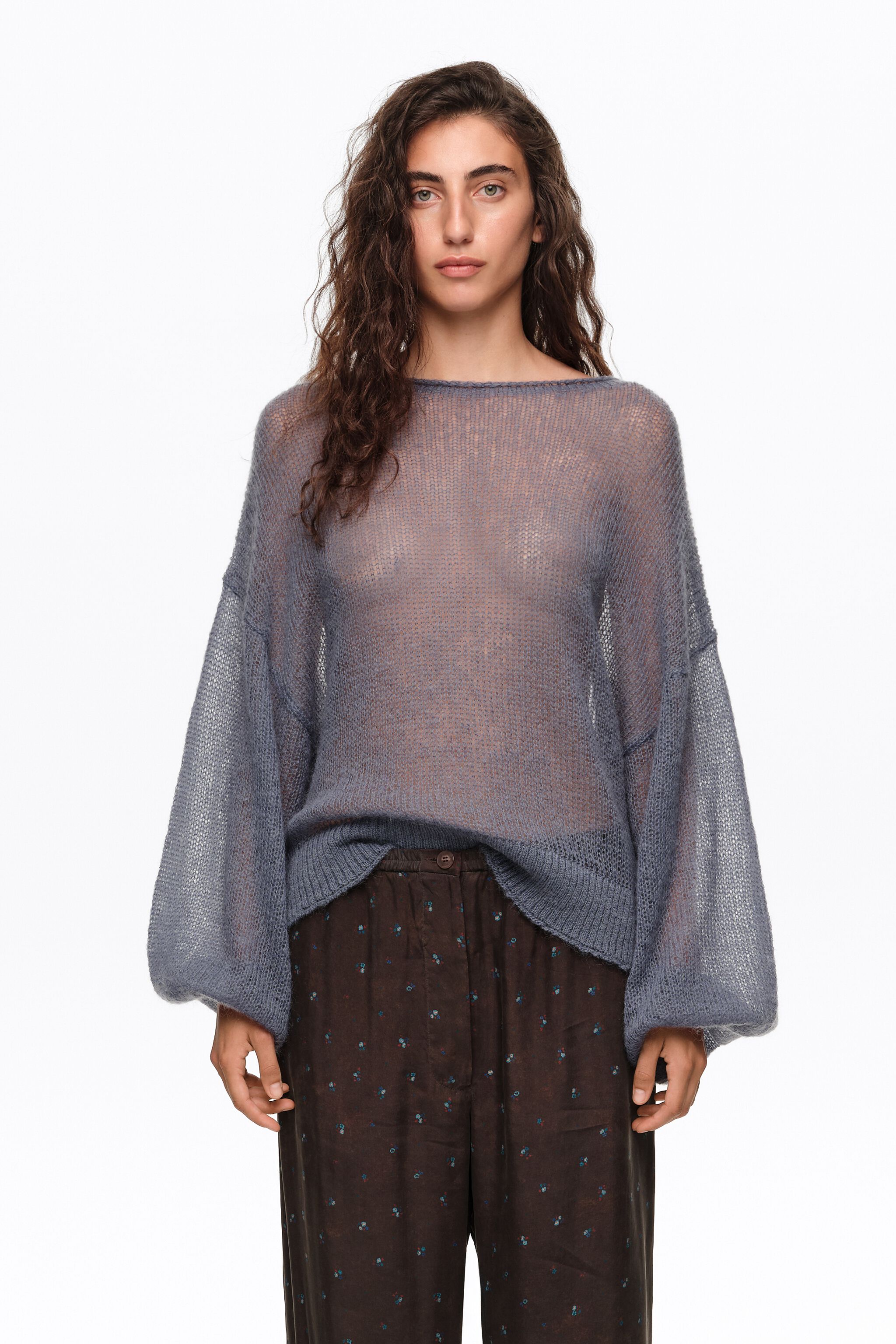 Suéter azul claro de mohair com decote canoa