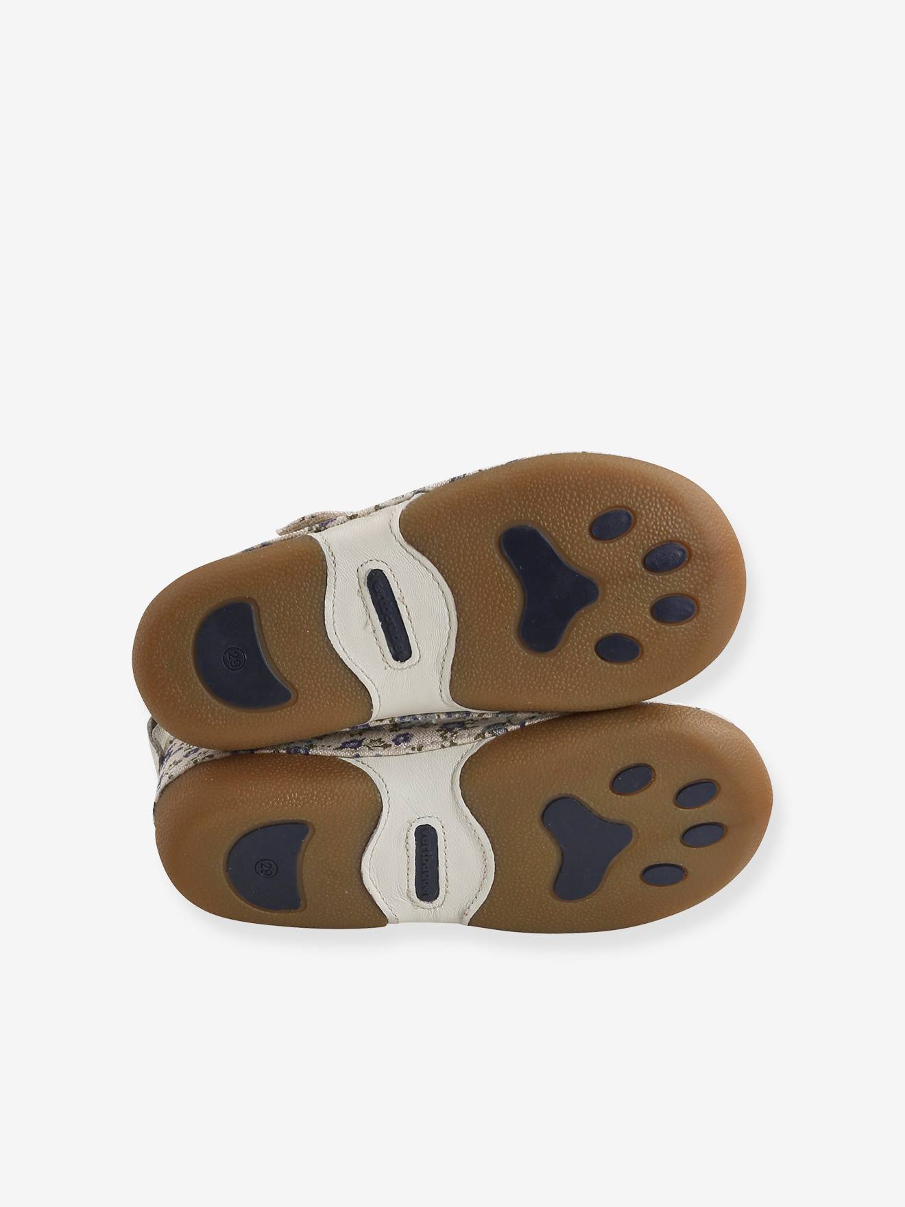 Pantufas infantis de lona com estampa azul e fecho de velcro.