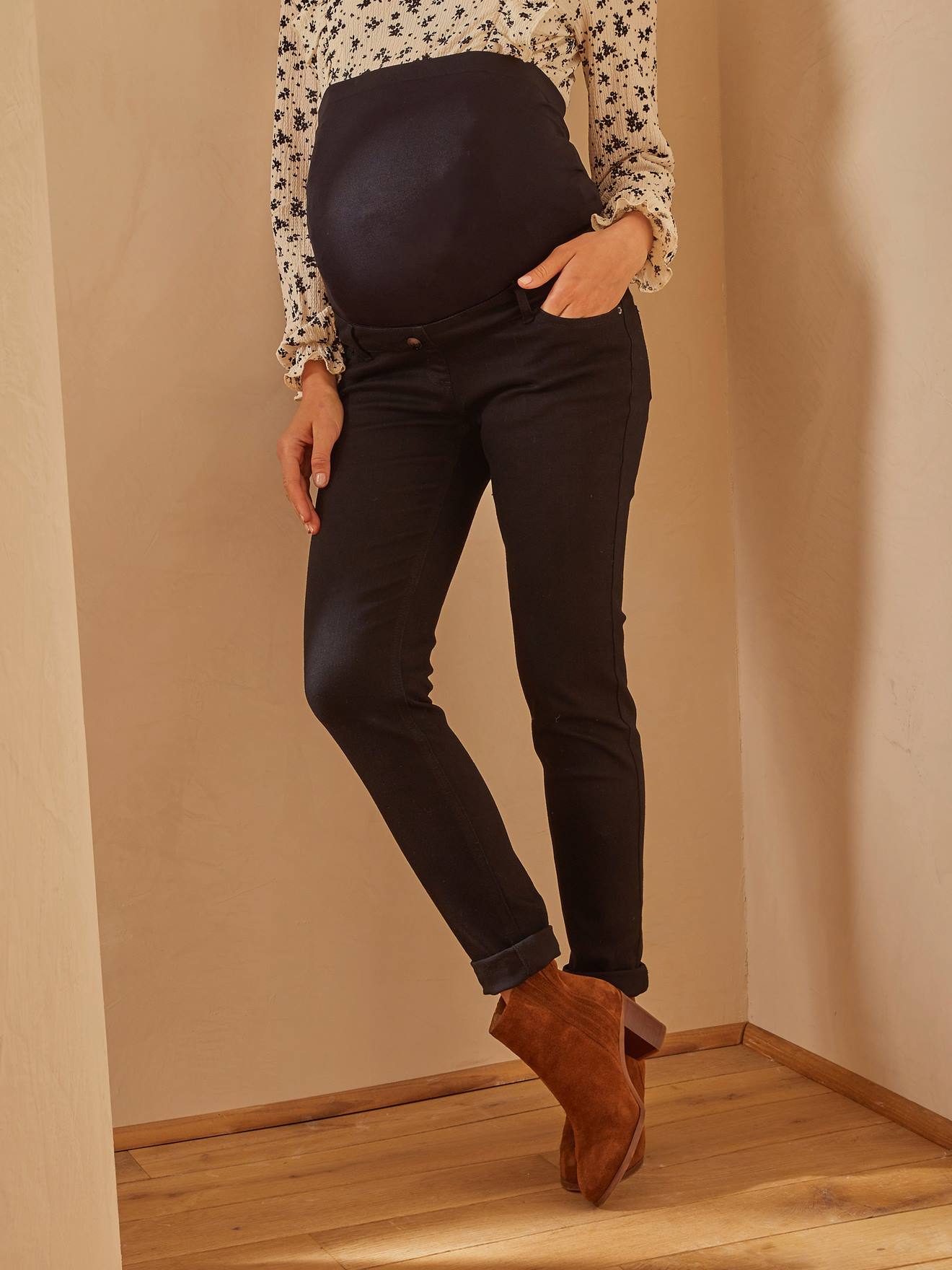 Calça jeans slim para gestantes com faixa lisa cinza-escura sem costura.