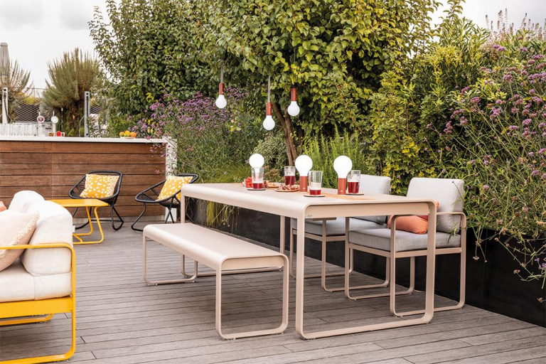 Fermob Bellevie fauteuil Liquorice met grijze kussens Liquorice