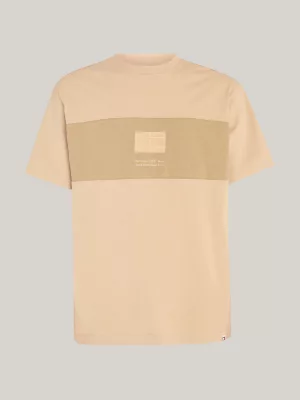 Camiseta com logo tonal e blocos de cores
