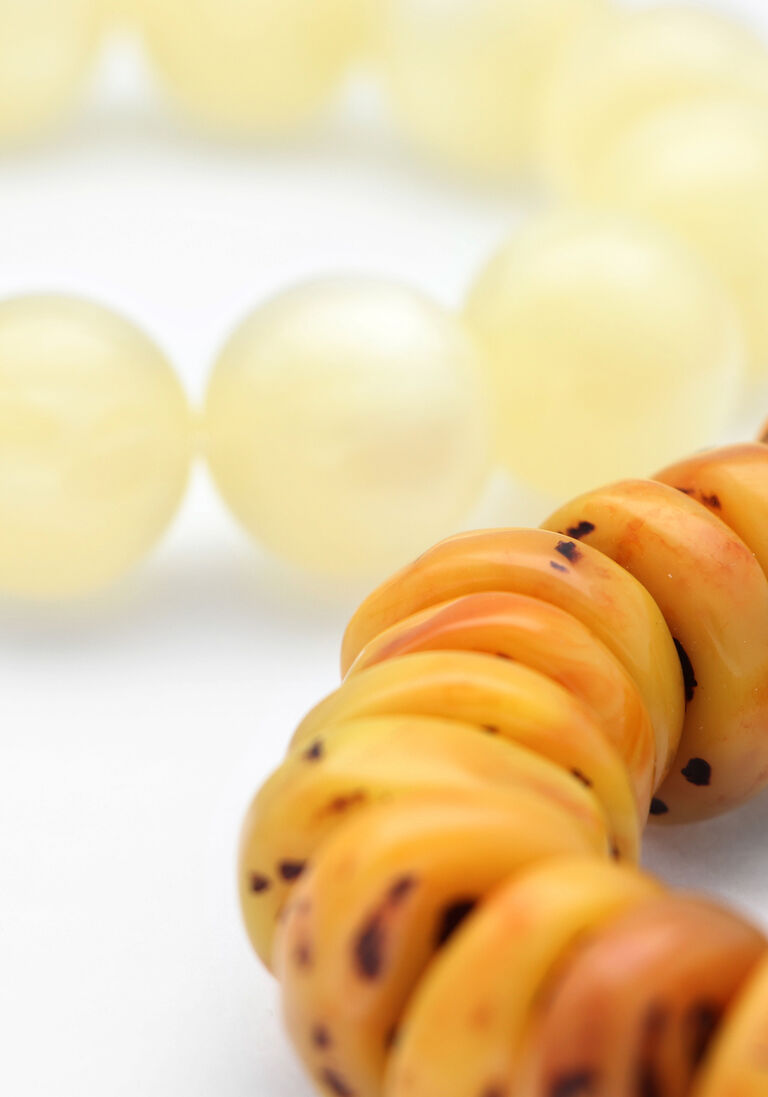 beige notre-v armbanden resin duo bracelets