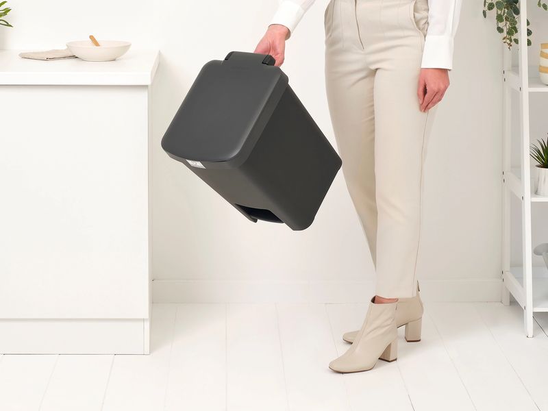 Brabantia Recyclingbehälter StepUp 25 l, Dunkelgrau Treteimer für Recycling Materialien