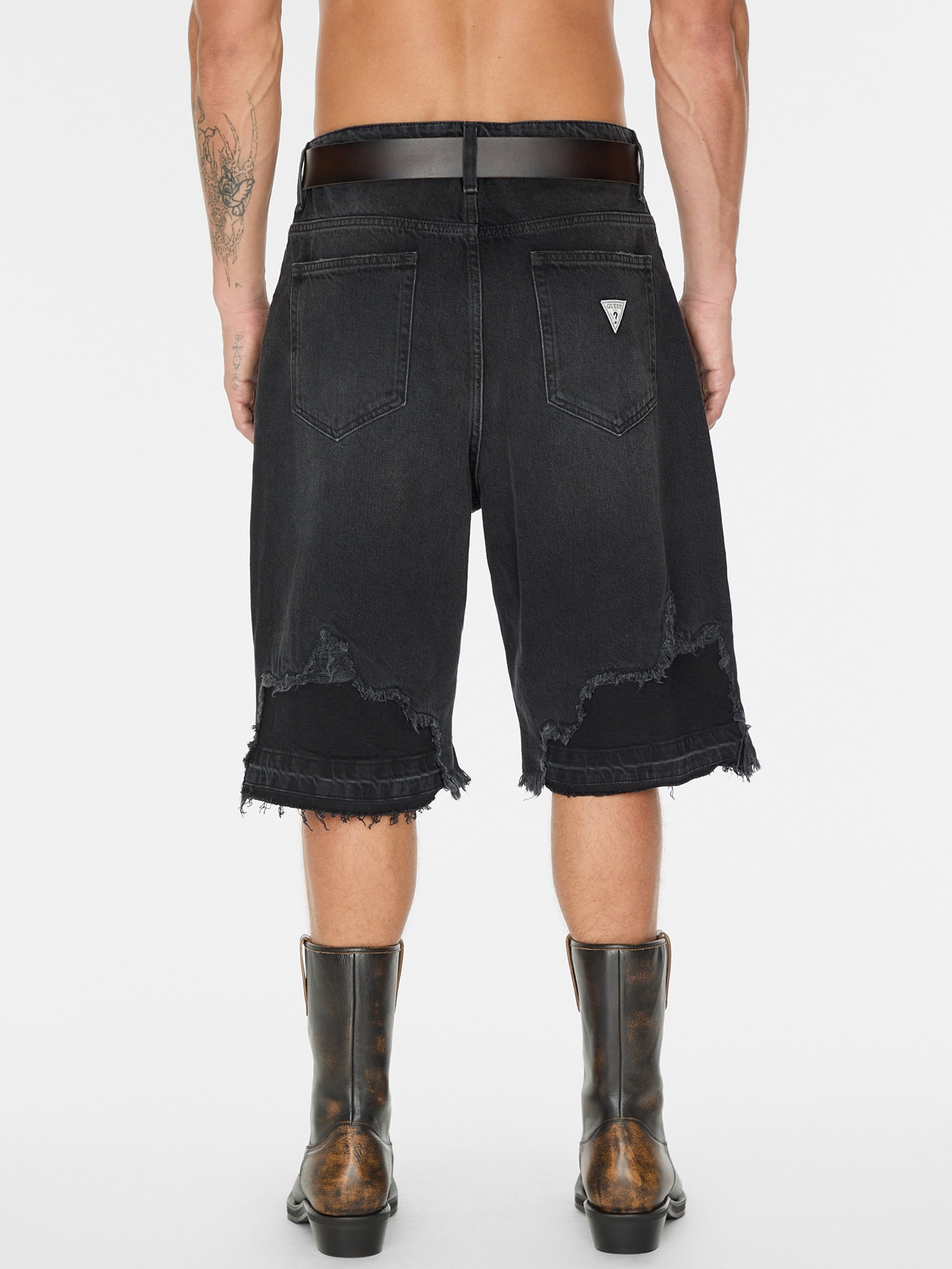short jeans preto desgastado