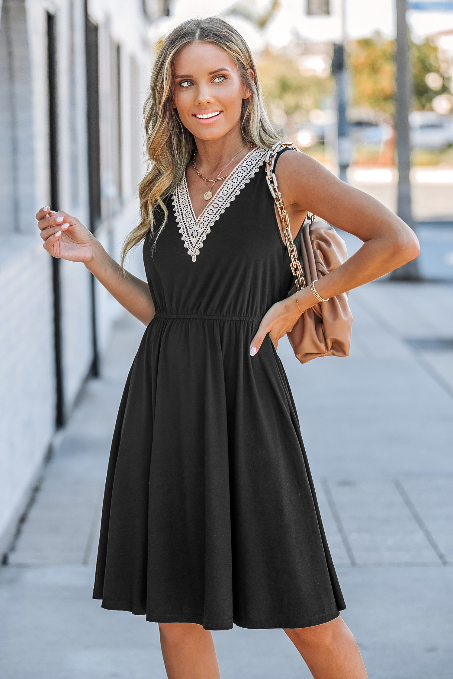 Robe mini trapèze noire avec col en dentelle