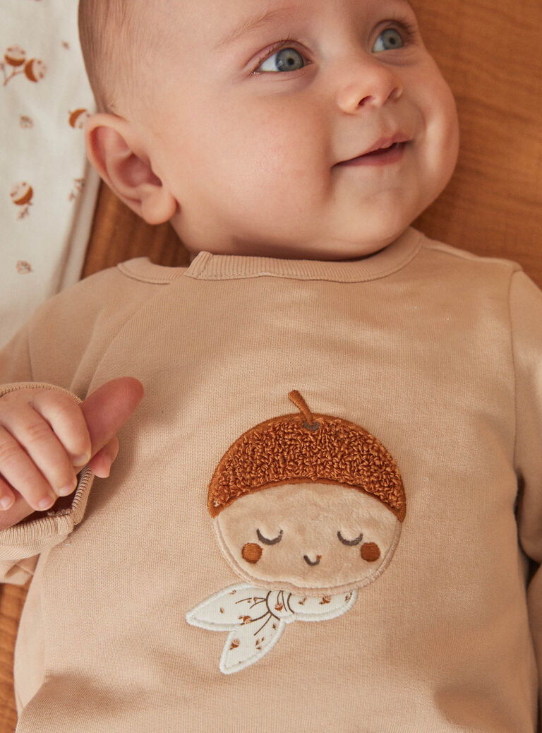 Haut beige, legging écru et chaussettes caramel