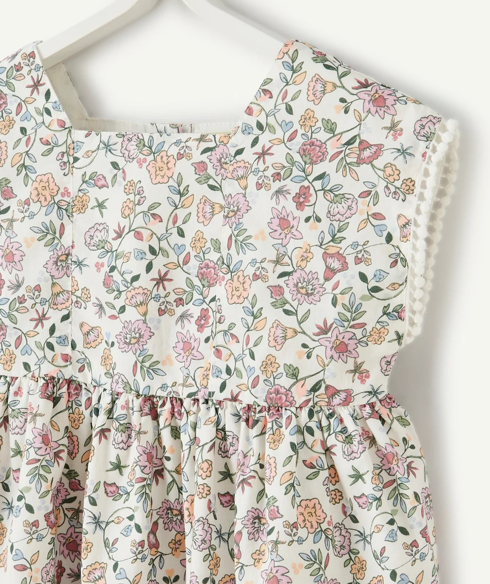 LA BLOUSE ÉCRUE IMPRIMÉE FLEURIE EN COTON AVEC CROCHETS