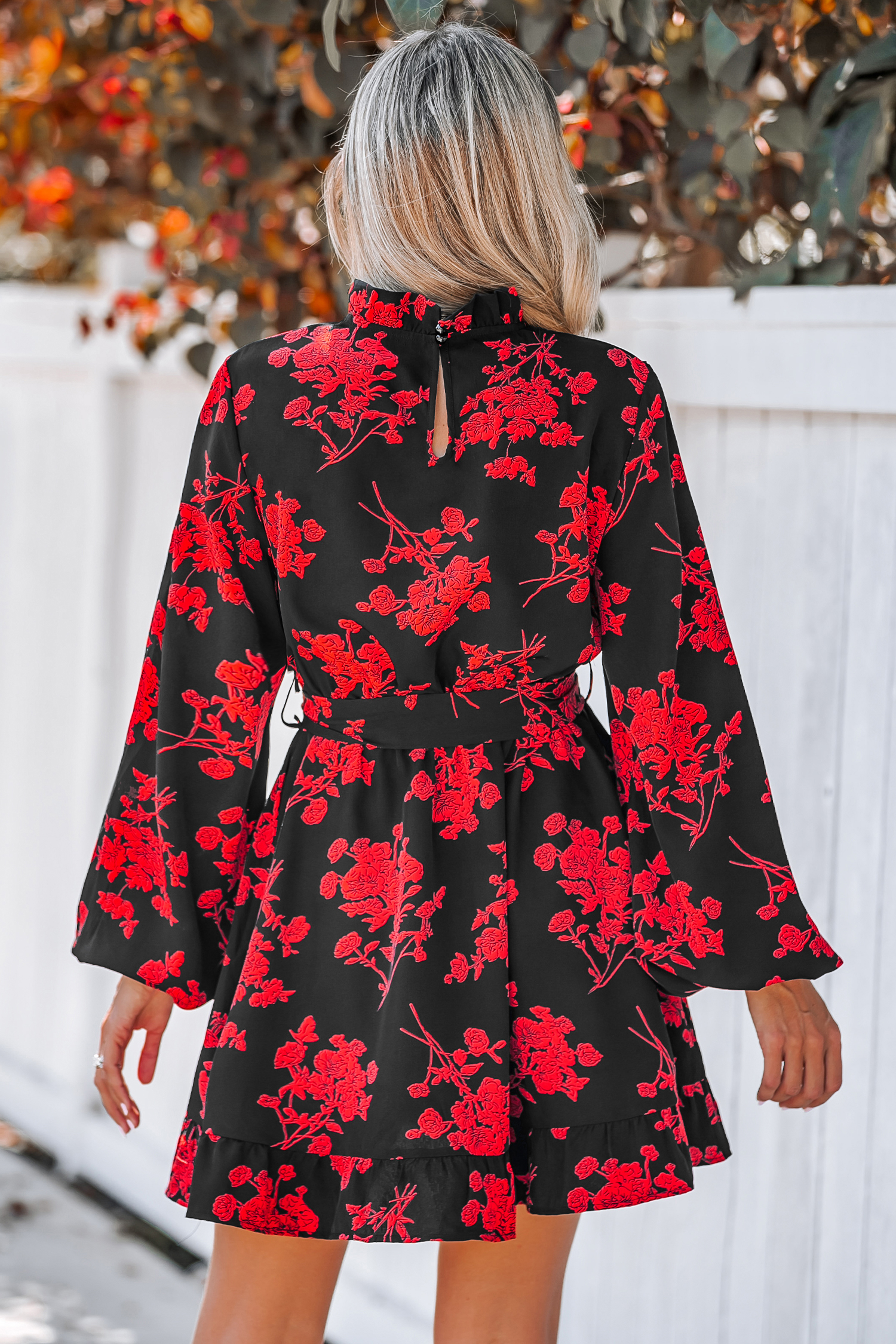 Robe mini avec col montant et ceinture à imprimé floral