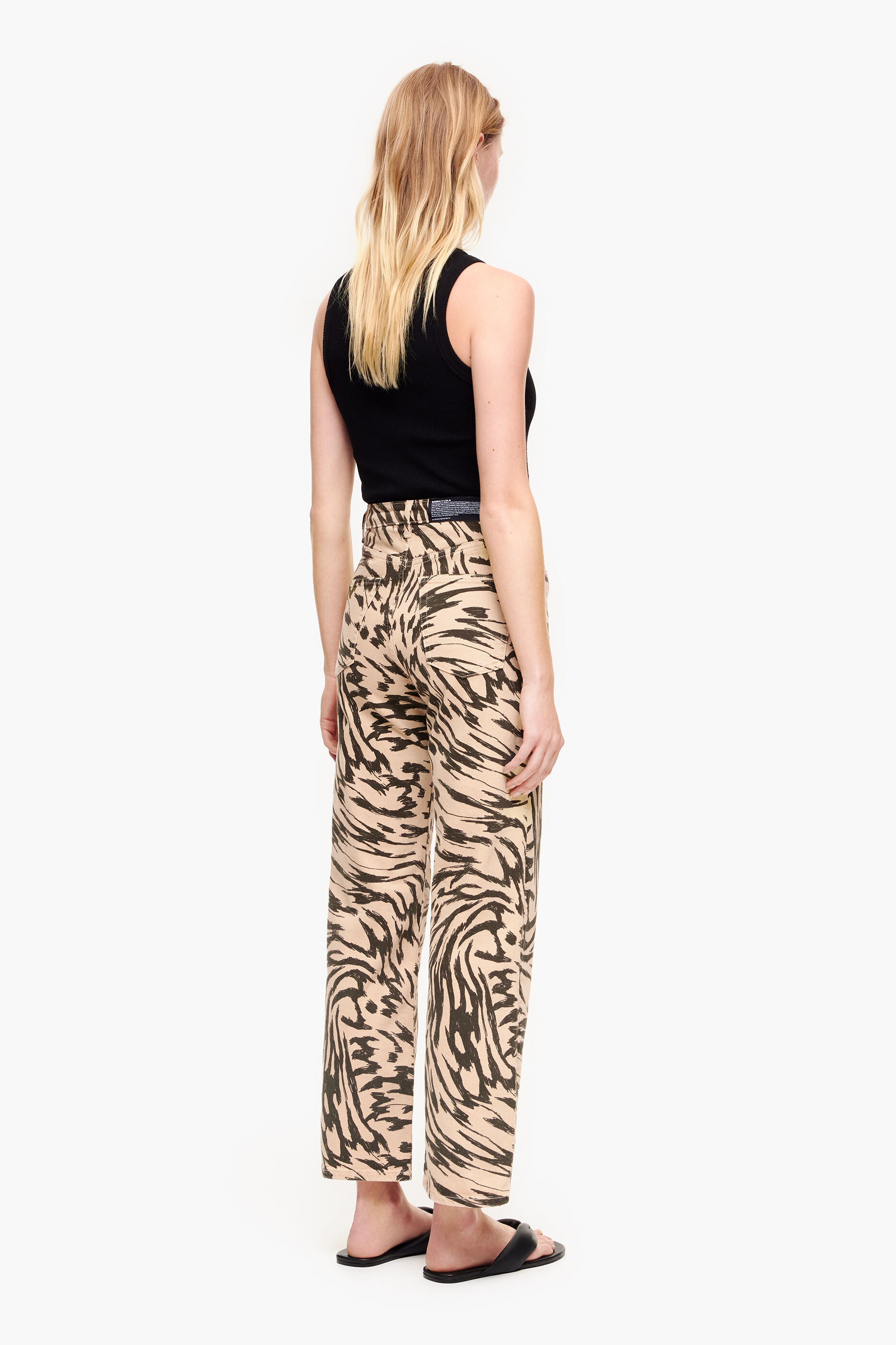 Calça jeans reta cropped com estampa de asa de borboleta natural