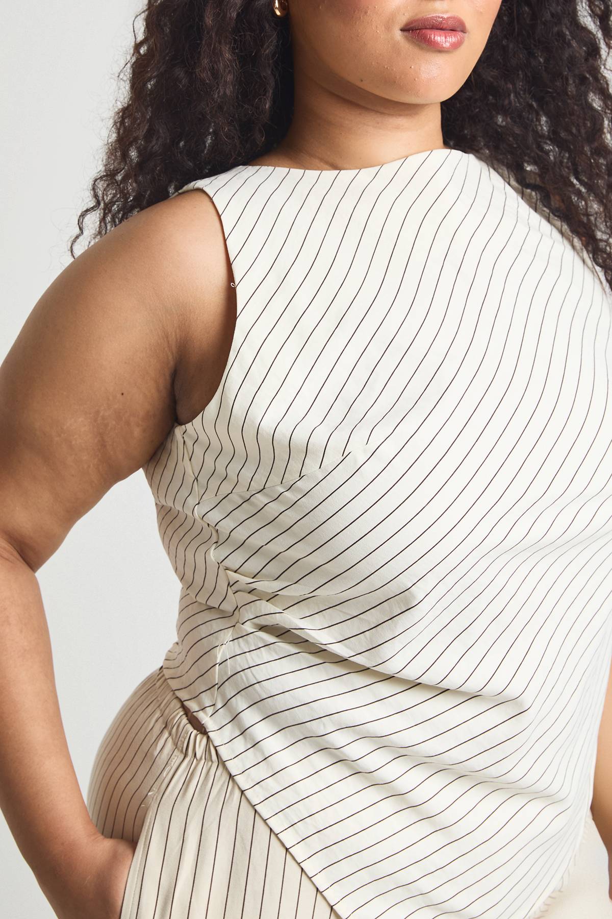 boohoo Haut Grande Taille À Rayures Col Nageur Et Ourlet Asymétrique