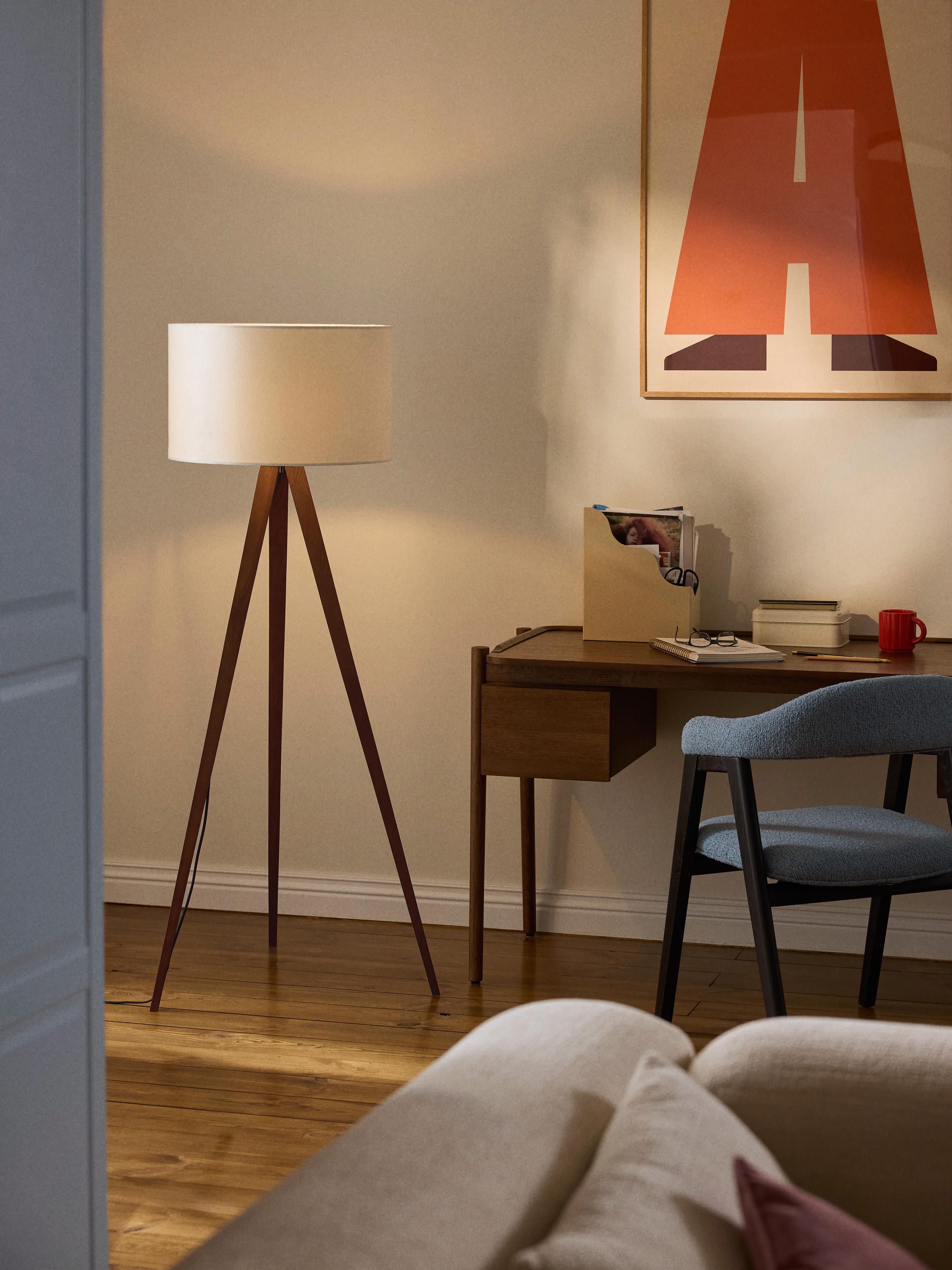 Tripod vloerlamp Jake van massief hout met fluwelen lampenkap