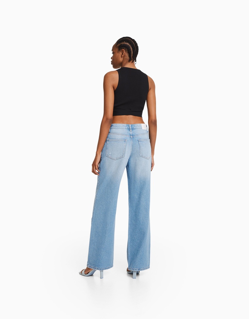Calça jeans rasgada de perna larga dos anos 90