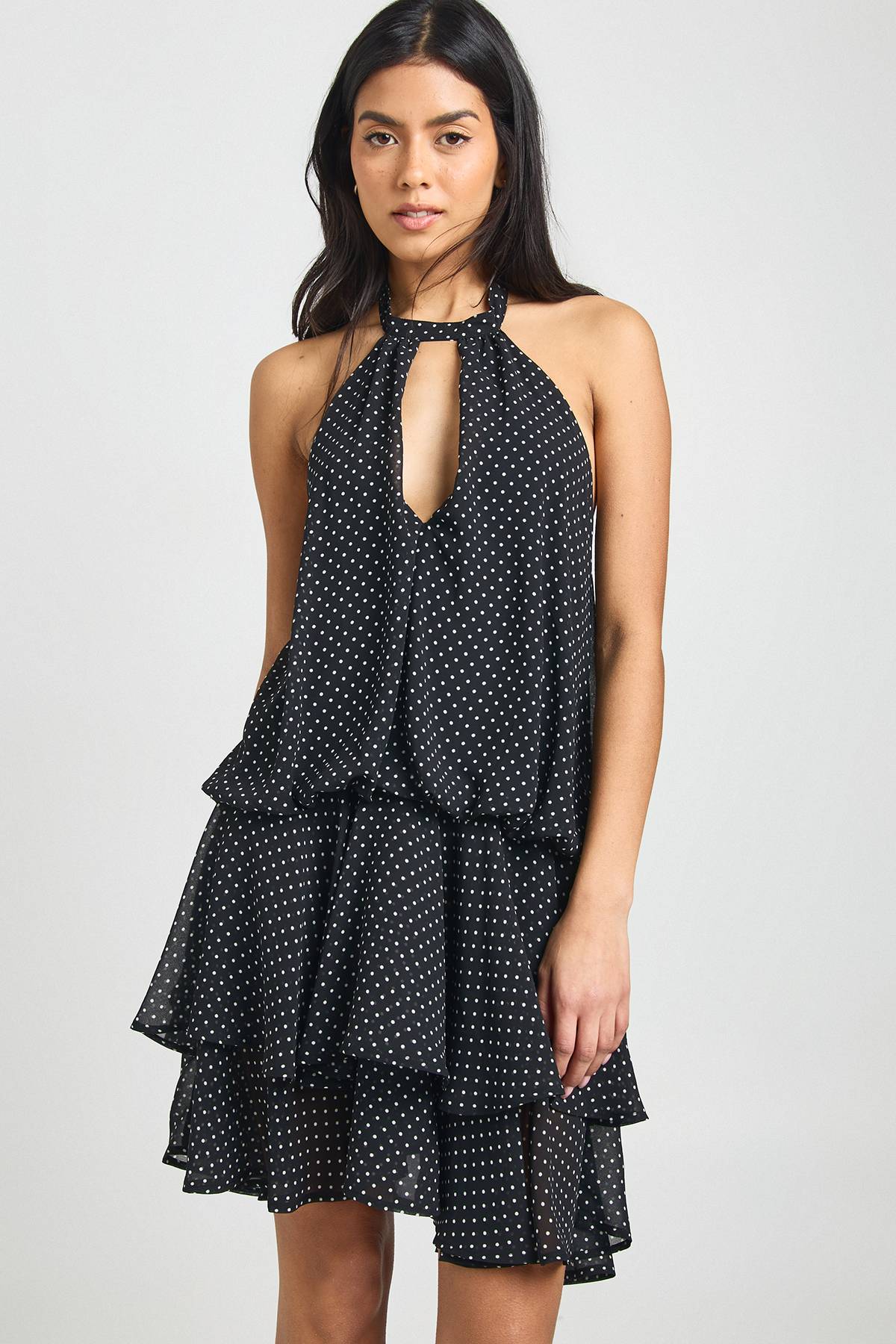 boohoo Robe Courte En Mousseline À Pois Col Montant Et Jupe À Volants