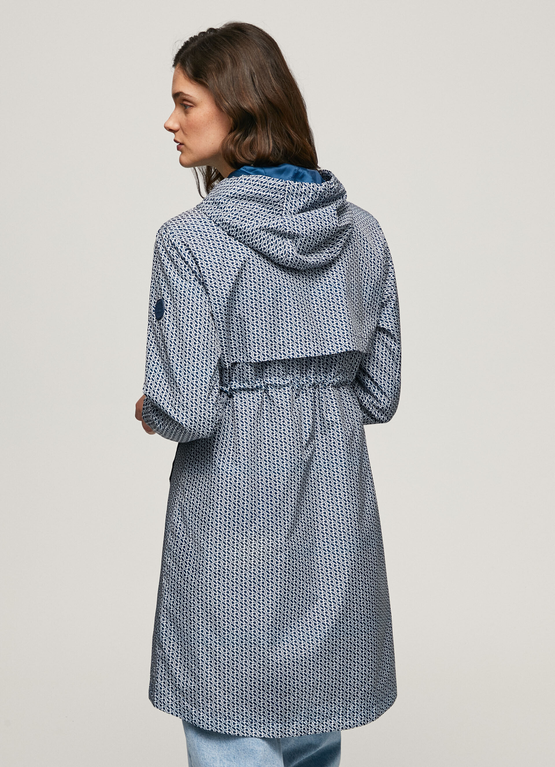 PARKA LEVE COM LOGOTIPO POR TODA A PEÇA - multicolorido