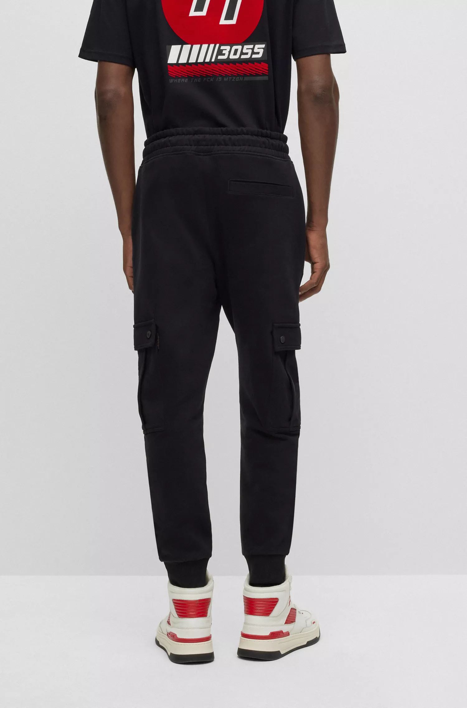 Calça de fato de treino BOSS laranja, corte descontraído e com bolsos cargo.