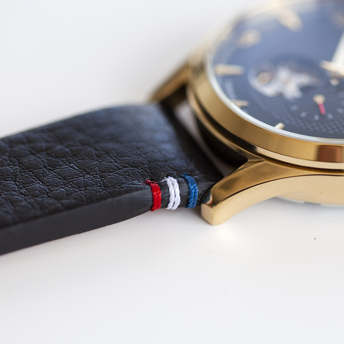 Montre homme coeur ouvert automatique acier doré bracelet cuir noir