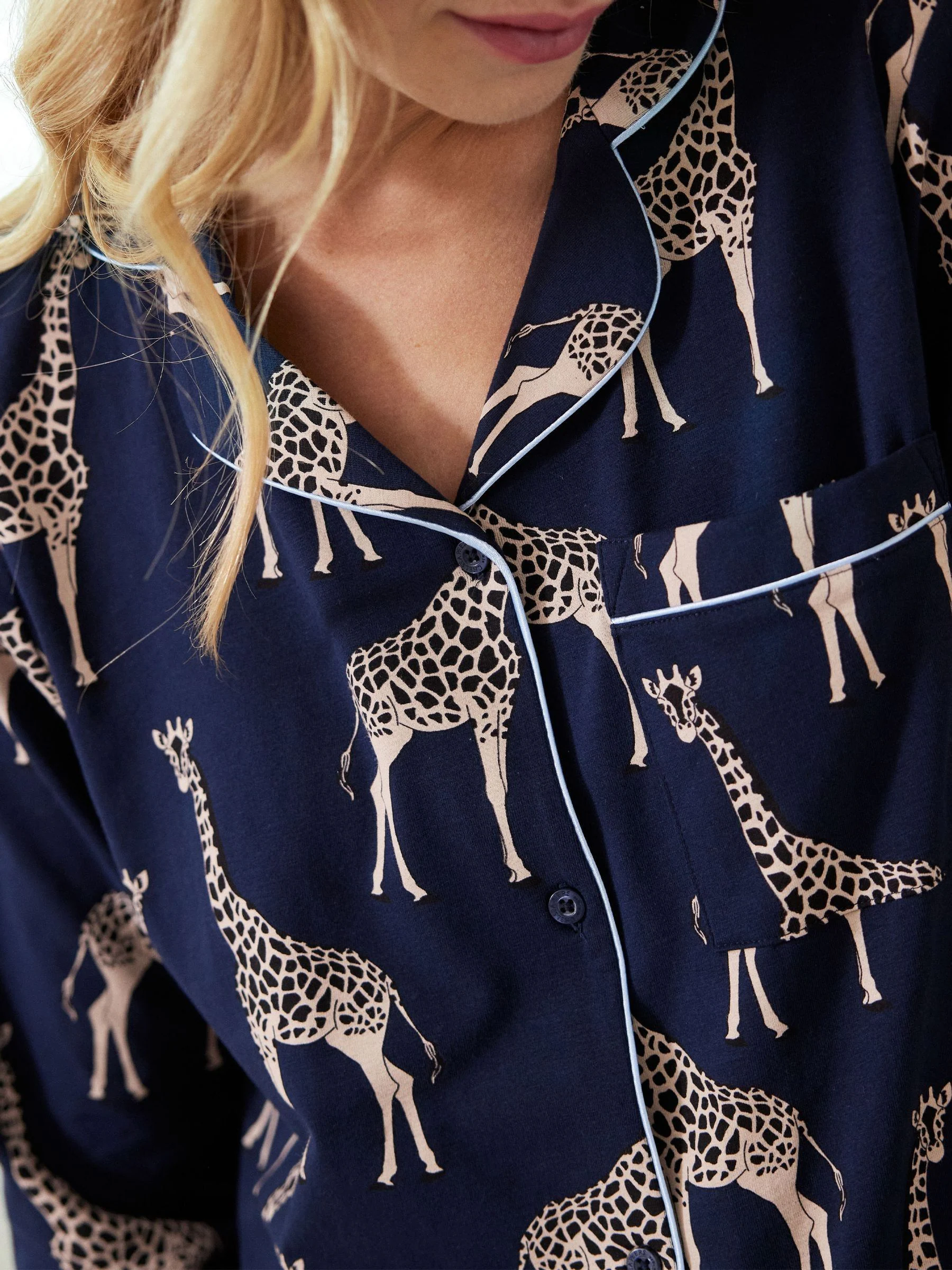 Celestial Blue - Chelsea Peers - Lange pyjamaset met giraffenprint en knopen
