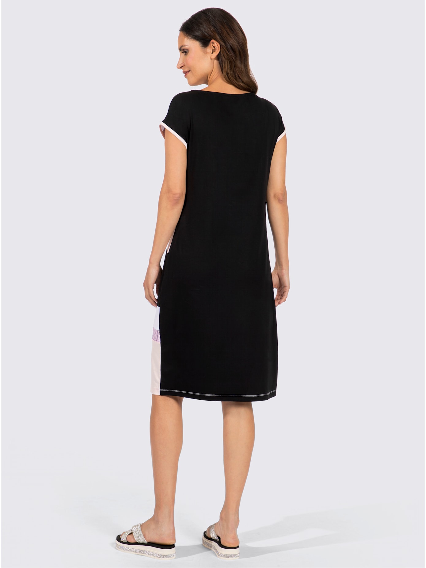 Robe patchwork orné de paillettes brillantes
