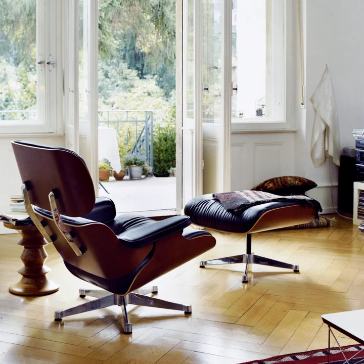 Vitra - Lounge Chair & Ottoman, schwarz, Nussbaum dunkel, Nubia, anthrazit / schwarz (neue Masse)