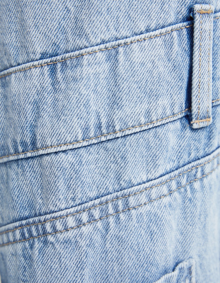 calça jeans larga com apliques