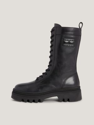 Botas de couro com travas e cadarço com emblema tonal