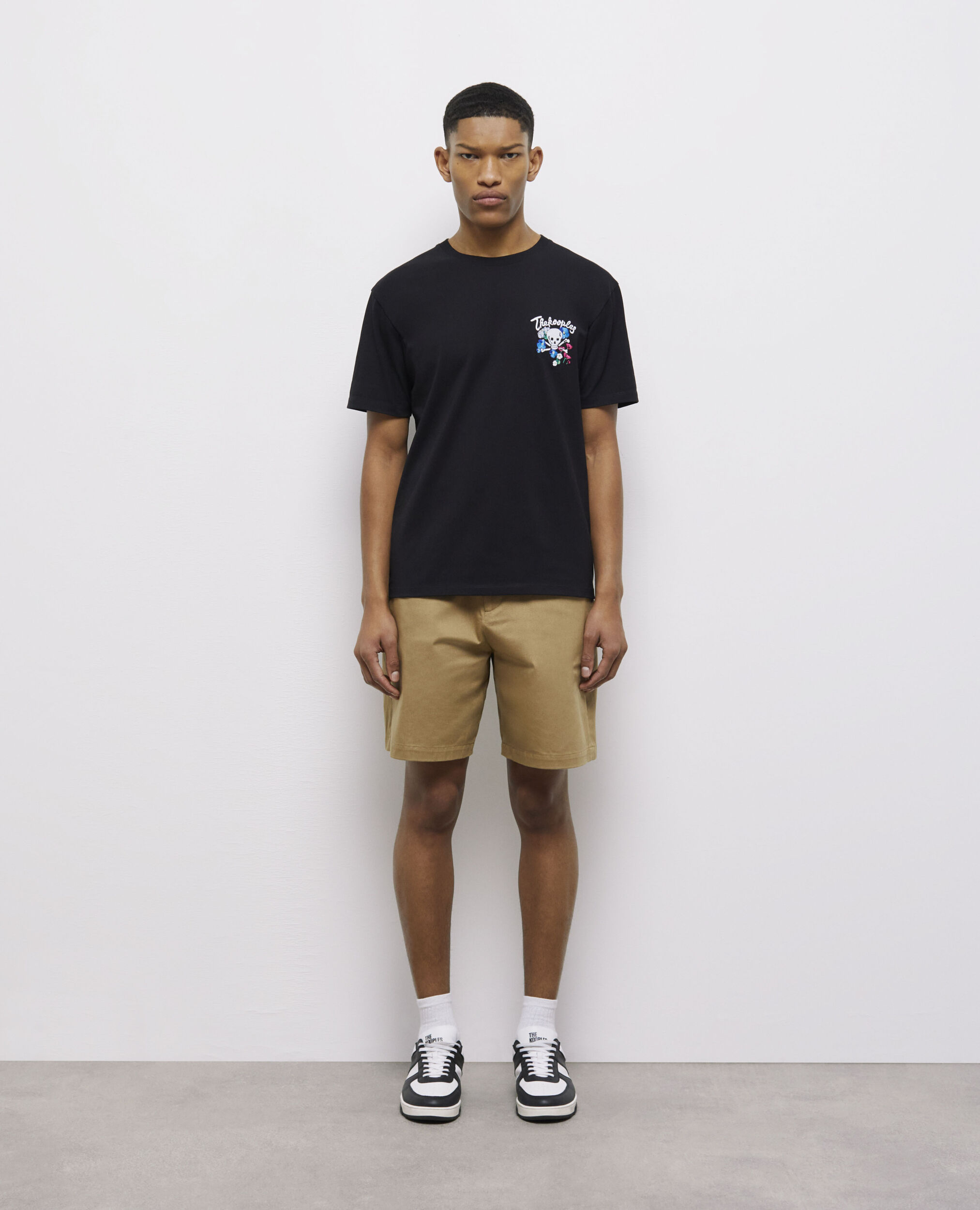 T-shirt noir avec broderie