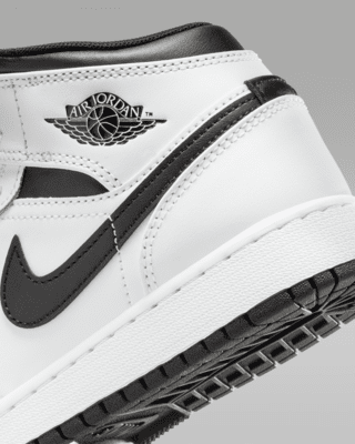 Air Jordan 1 Mid Older Kids' Shoes