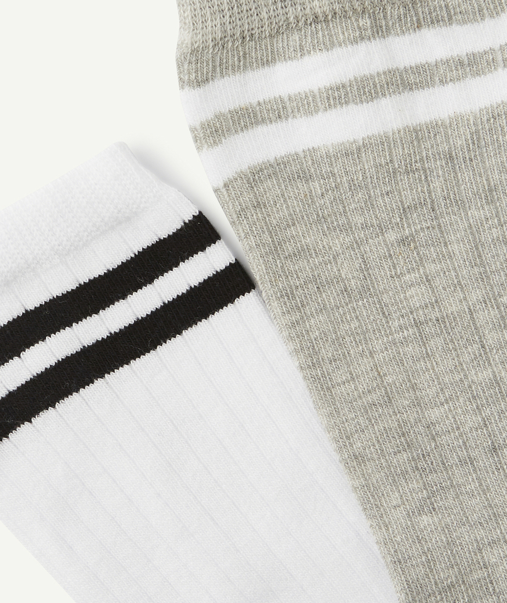 LE LOT DE 2 PAIRES DE CHAUSSETTES HAUTES GRISES ET BLANCHES
