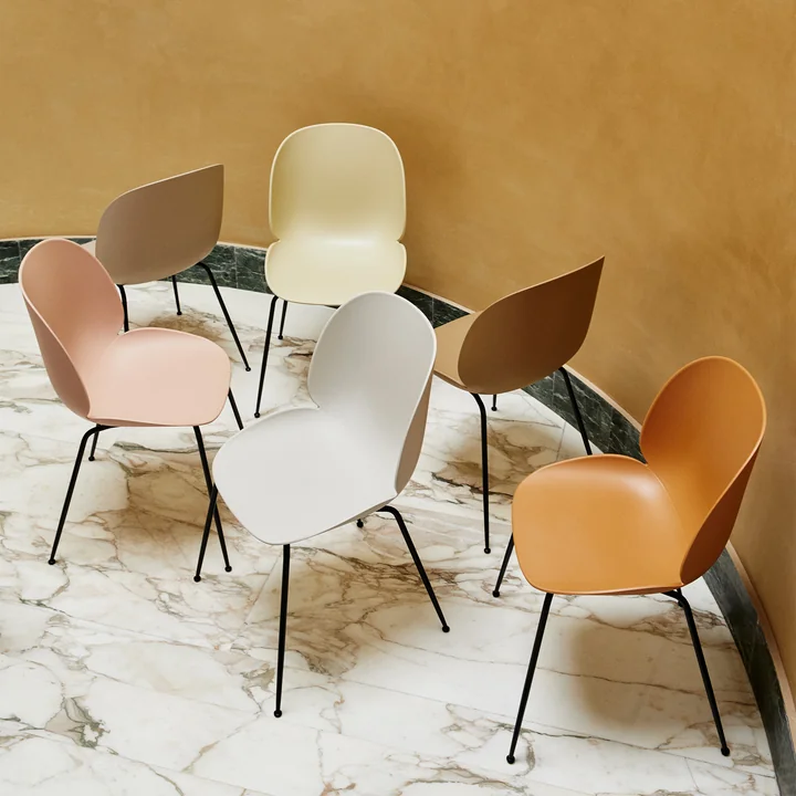 Gubi - Beetle Dining Chair, Conic Base schwarz / new beige (4er Set)