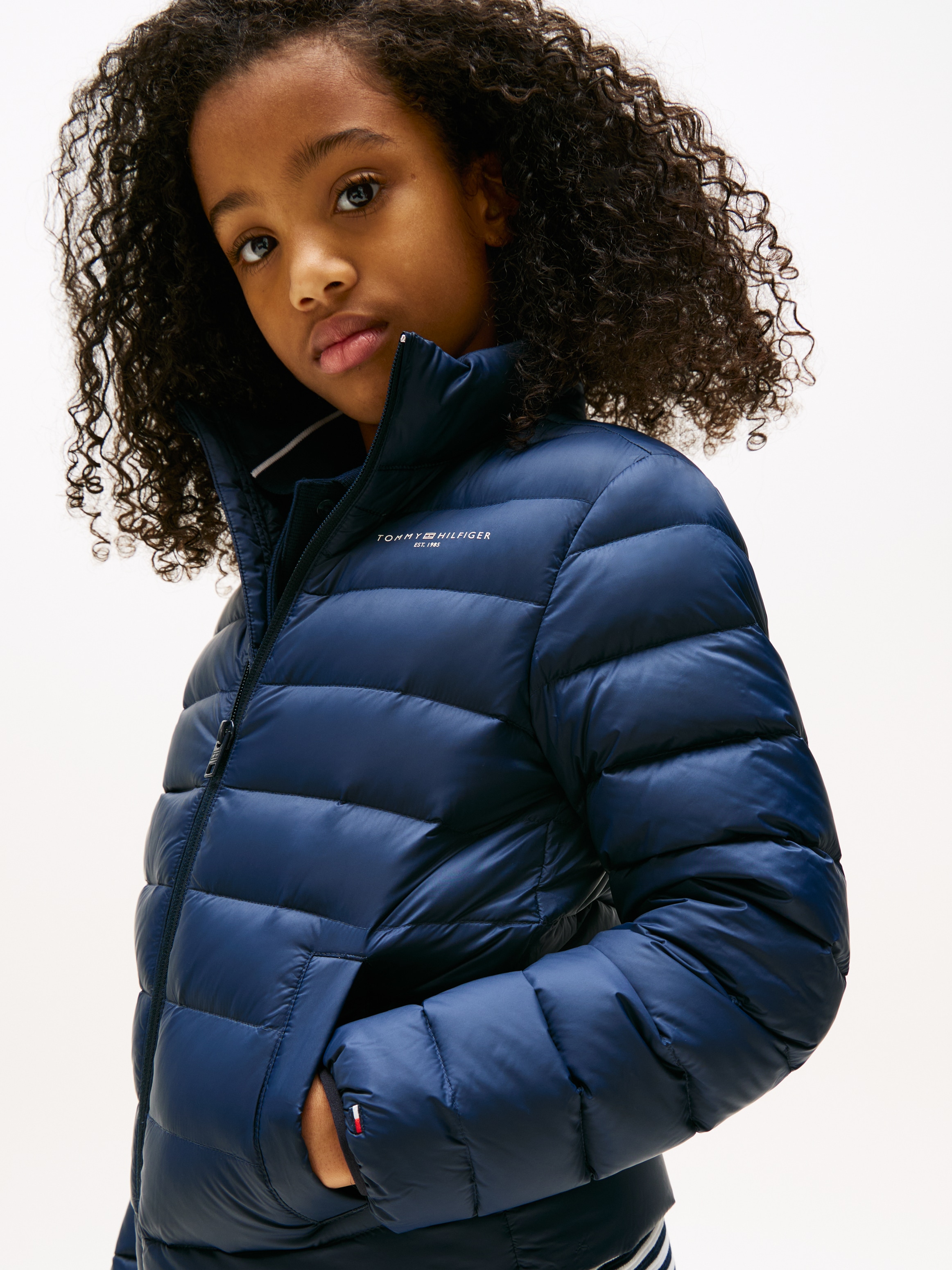 Tommy Hilfiger Steppjacke »ESSENTIAL LIGHT DOWN JACKET« für Kinder bis 16 Jahre, Logodruck auf der Brust