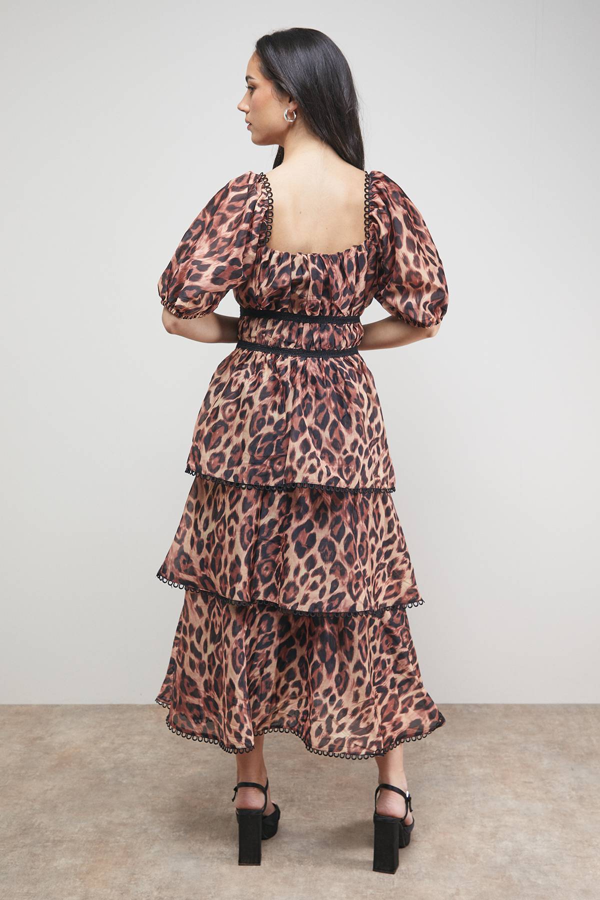 Oasis Robe Midaxi à Manches Bouffantes et Volants Étagés