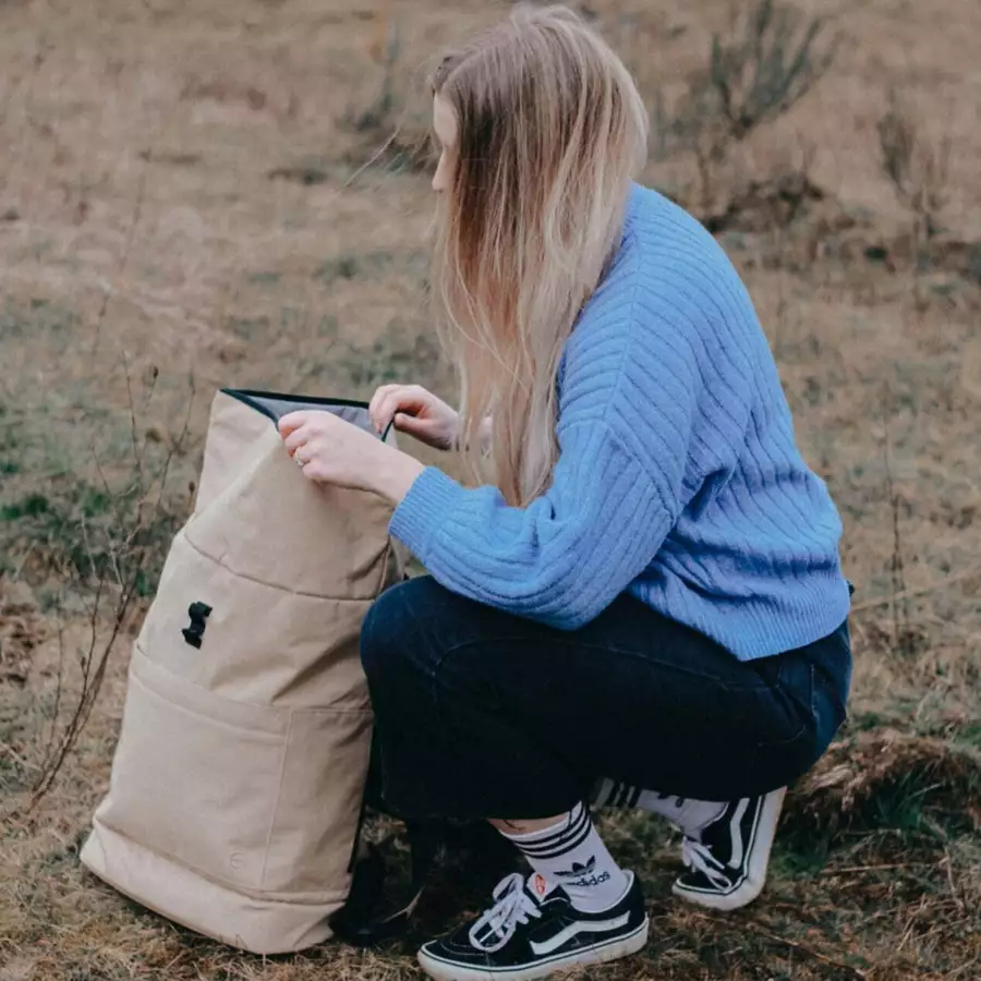 Anna und Oskar Fairer Wickelrucksack Hugo aus recyceltem Material Sand