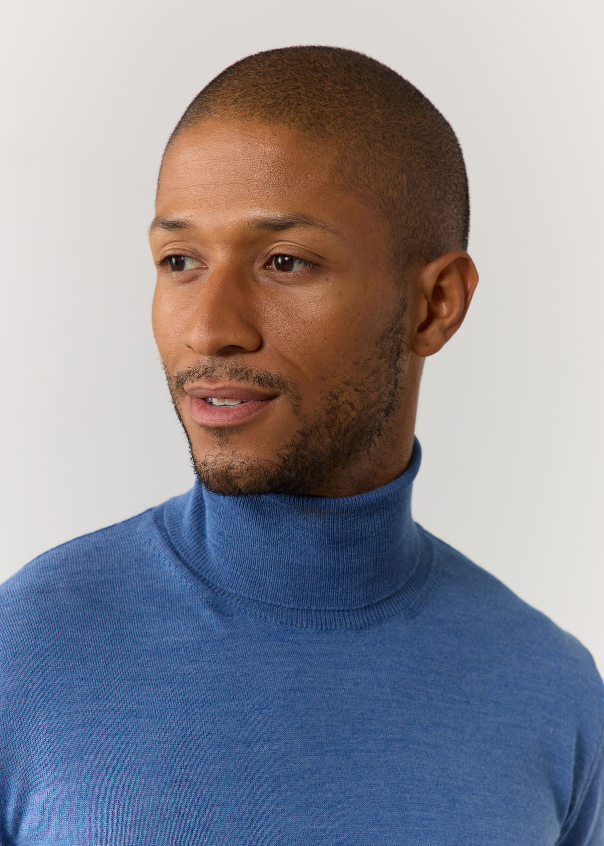 Pull col roulé en laine Mérinos mélangée unie bleu azur