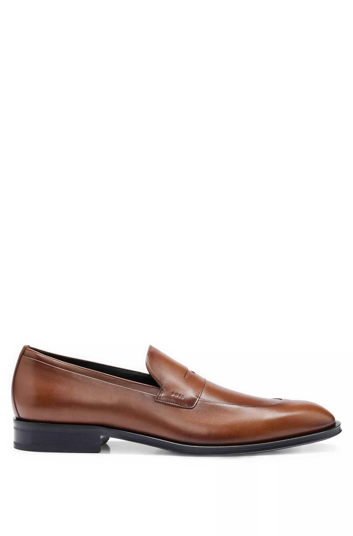 Mocassins BOSS em couro italiano preto com bico arredondado e detalhes com a marca.