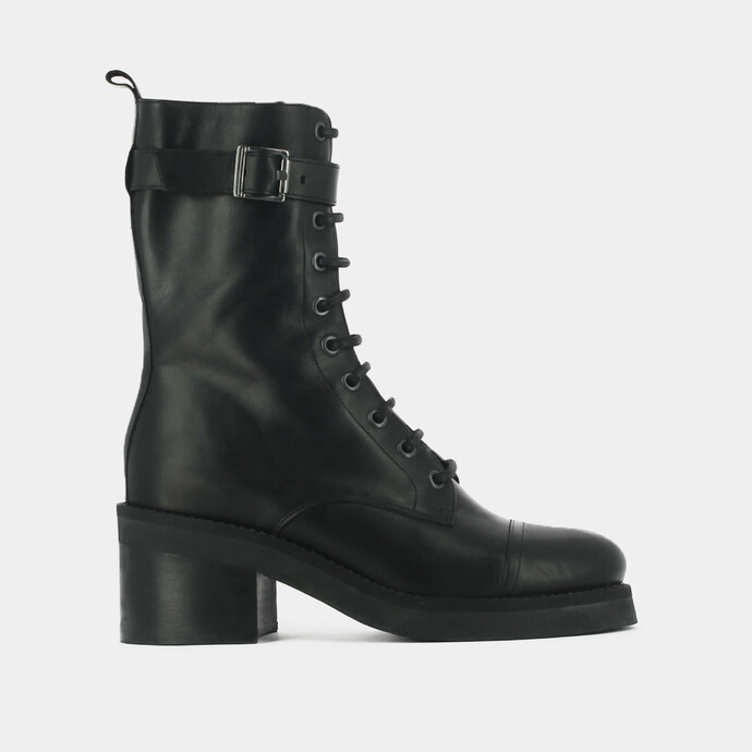 Boots à lacets, talons et détails argentés  en cuir gras noir