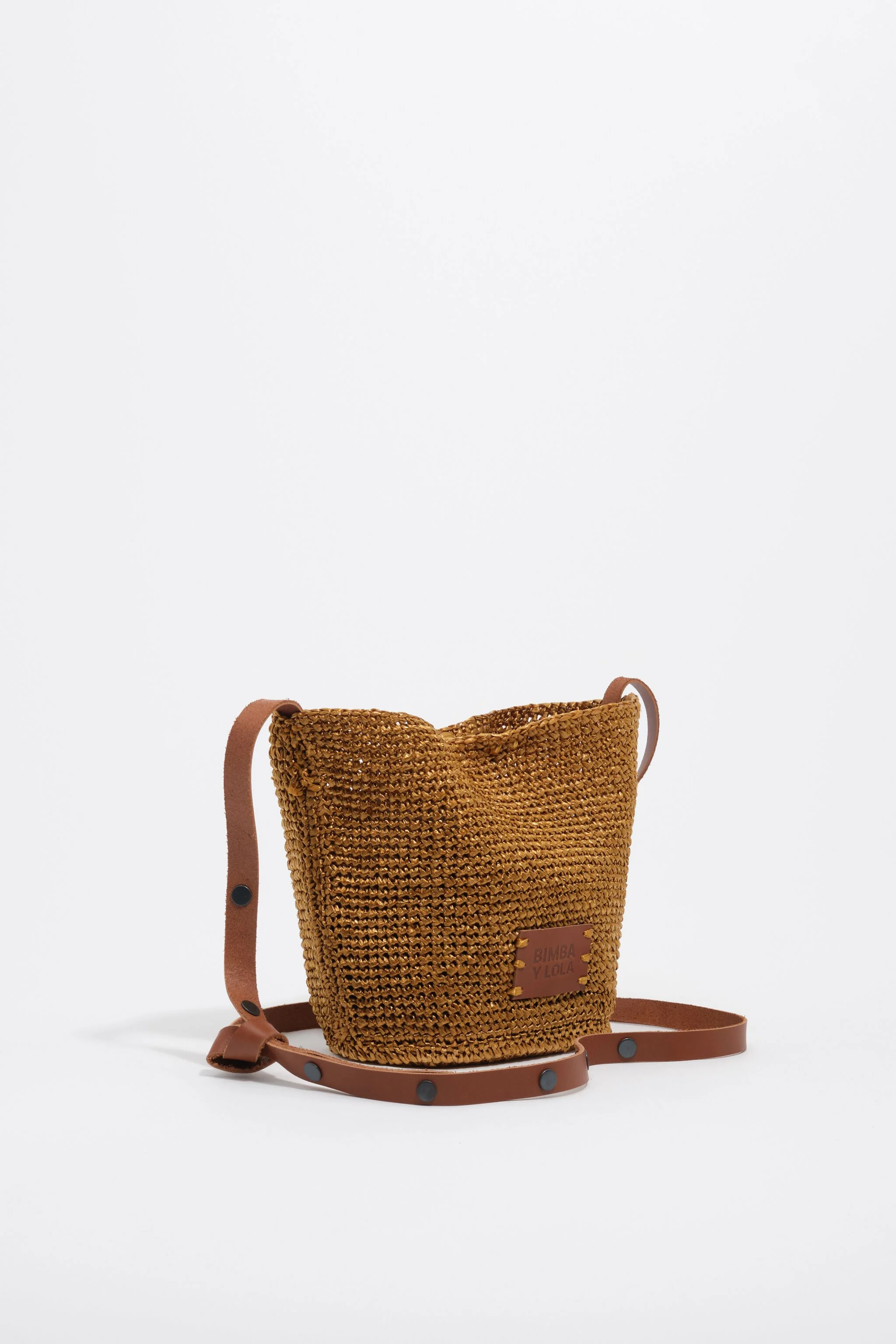 Bolsa pequena de vime com efeito de ráfia dourada