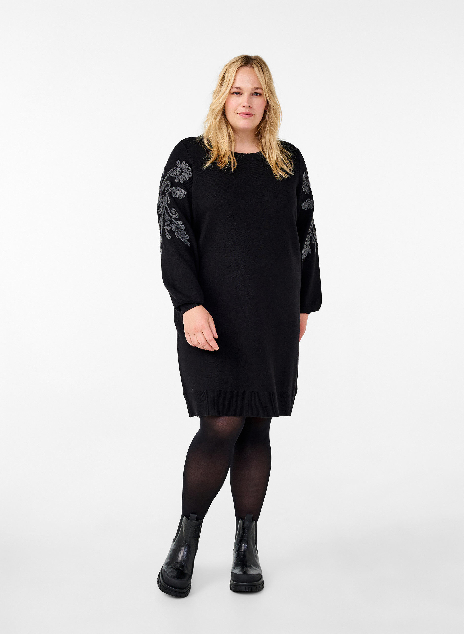 Strikkjole med broderidetaljer